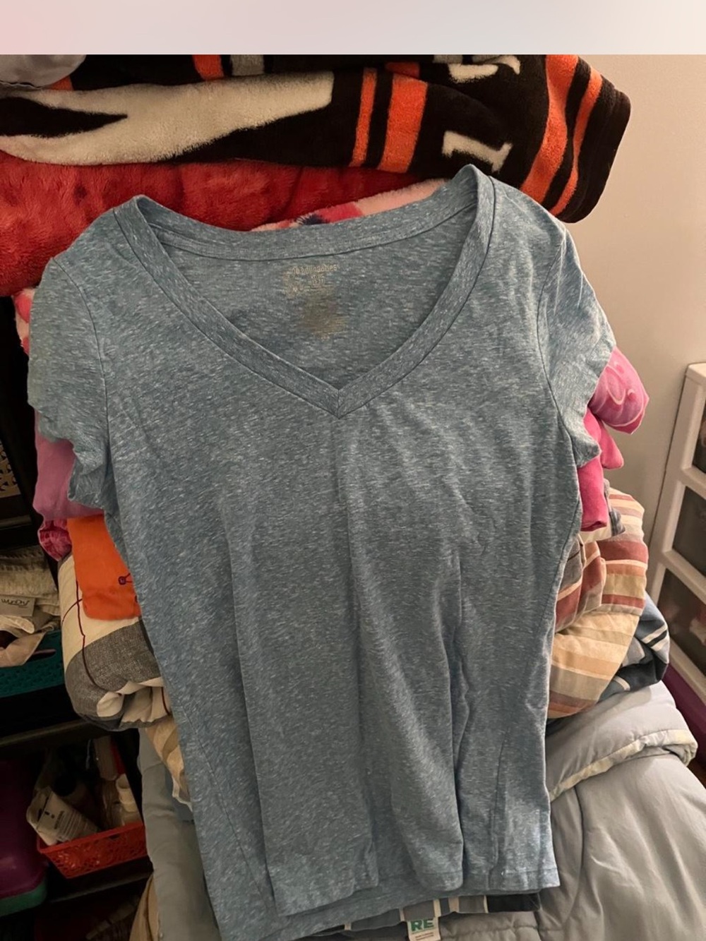 No Boundaries Heather Light Blue V-Neck Short Sleeve Tee